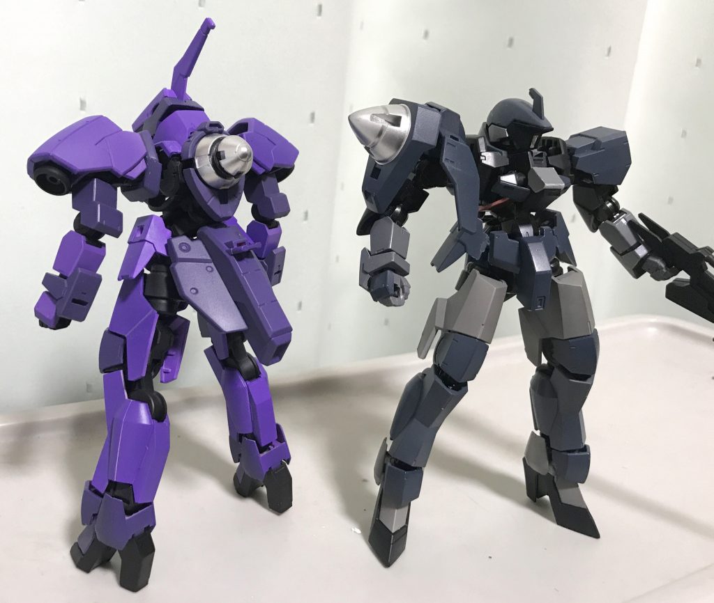 以前上げさせて貰ったGNグレイズと並んで。
以前のものは無改造で取り付け可能でしたが、今回のグレイズは切ったり貼ったり手間だけは増してます。
下手くそなりに00以外の作品の機体にGNドライヴを生やすのは楽しかったです。