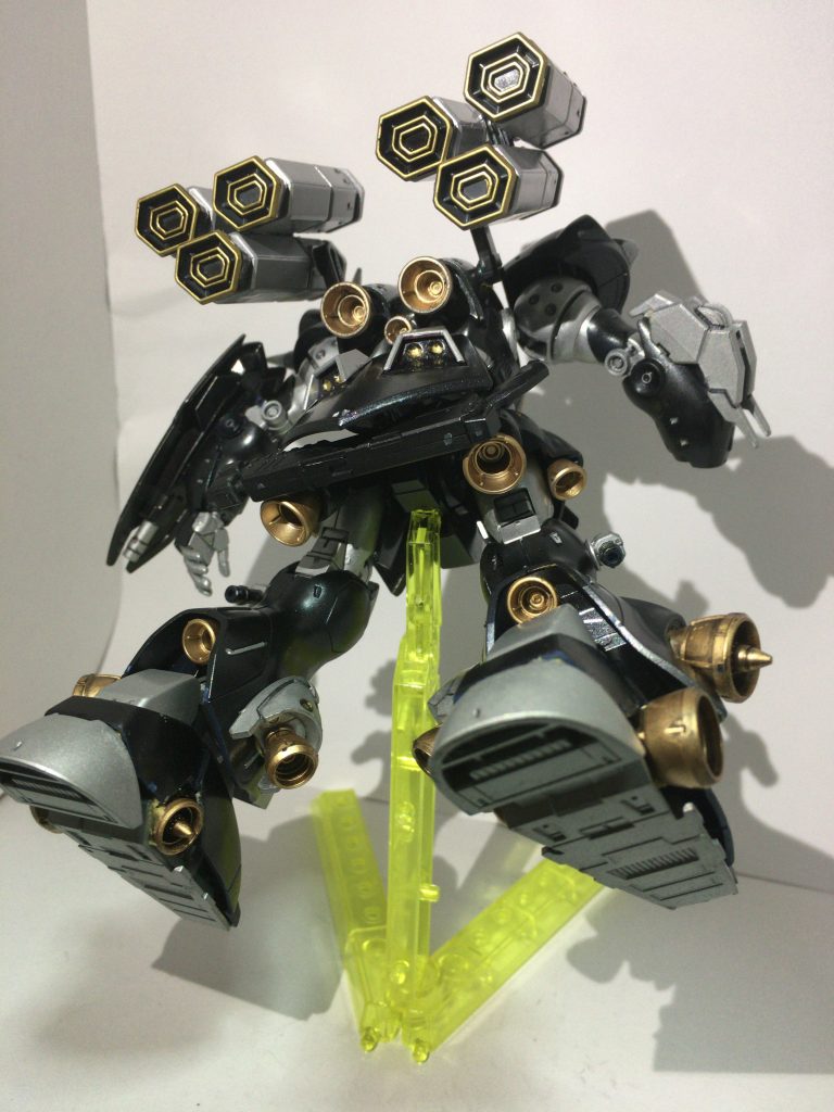 重装備にした分、機動力アップも万全です。
足首にもホバーできるようにノズルを組み込んだので、万全以上にピーキーになってしまったかも…
リアスカートアーマーを追加。その内側にマウントラックを付けたのでショットガンをマウント可能です。