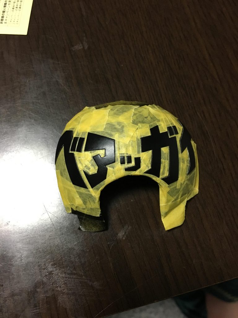 鉛筆でベアッガイの顔に文字を入れていったのですが、バランスを取るのが難しく、すごく時間が取られる作業でした。
そしてマスキングが大変でした。
