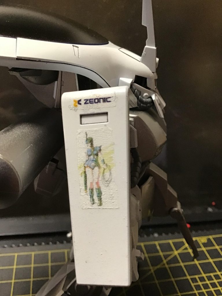 ジオン残党ということで右腕の方にはシールドをつけザクレディを貼りました。