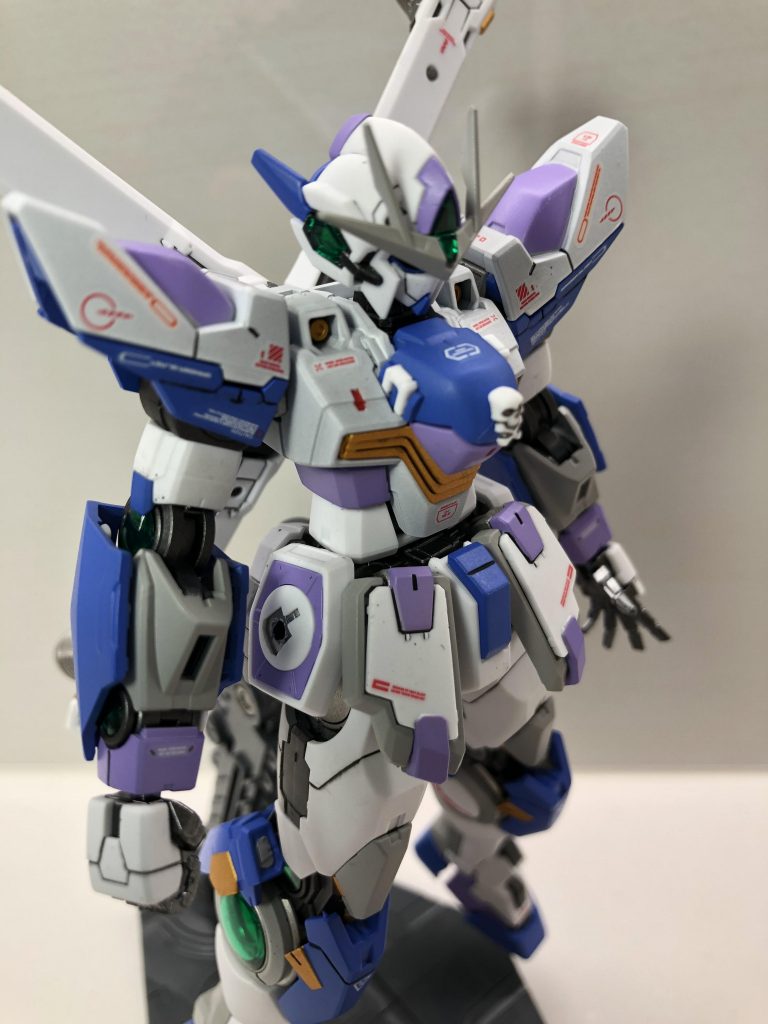 クロスボーン感を残すために、ドクロマークは胸元に移植。