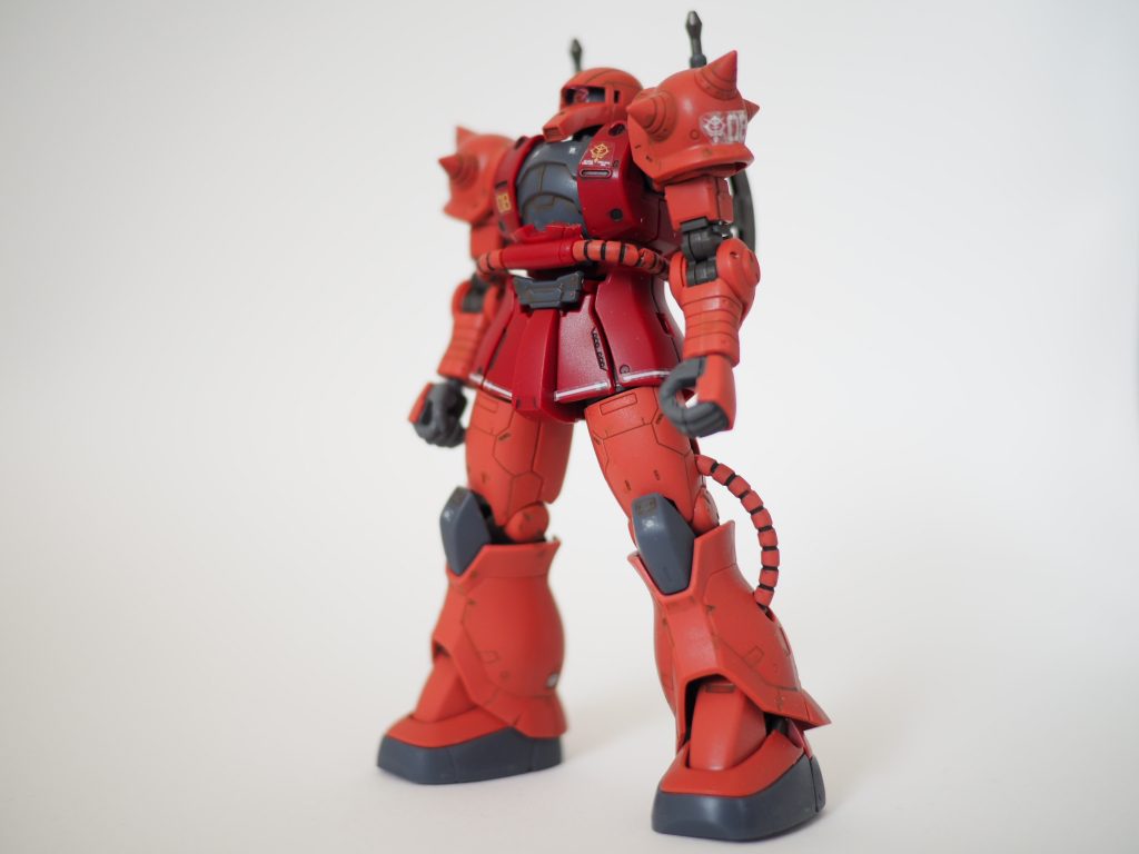 オリジンのザクⅠとザクⅡをミキシングしました。
頭、胴体、腕はザクⅠです。
左右の胸、脚、腰の動力パイプ、右肩のスパイクアーマーはザクⅡです。