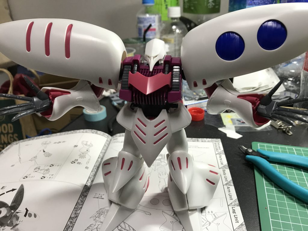 成型色のホワイトも微かにパールがかっていてキレイで塗るのが勿体なく感じました。また別の機会にアレンジして組みたいです。