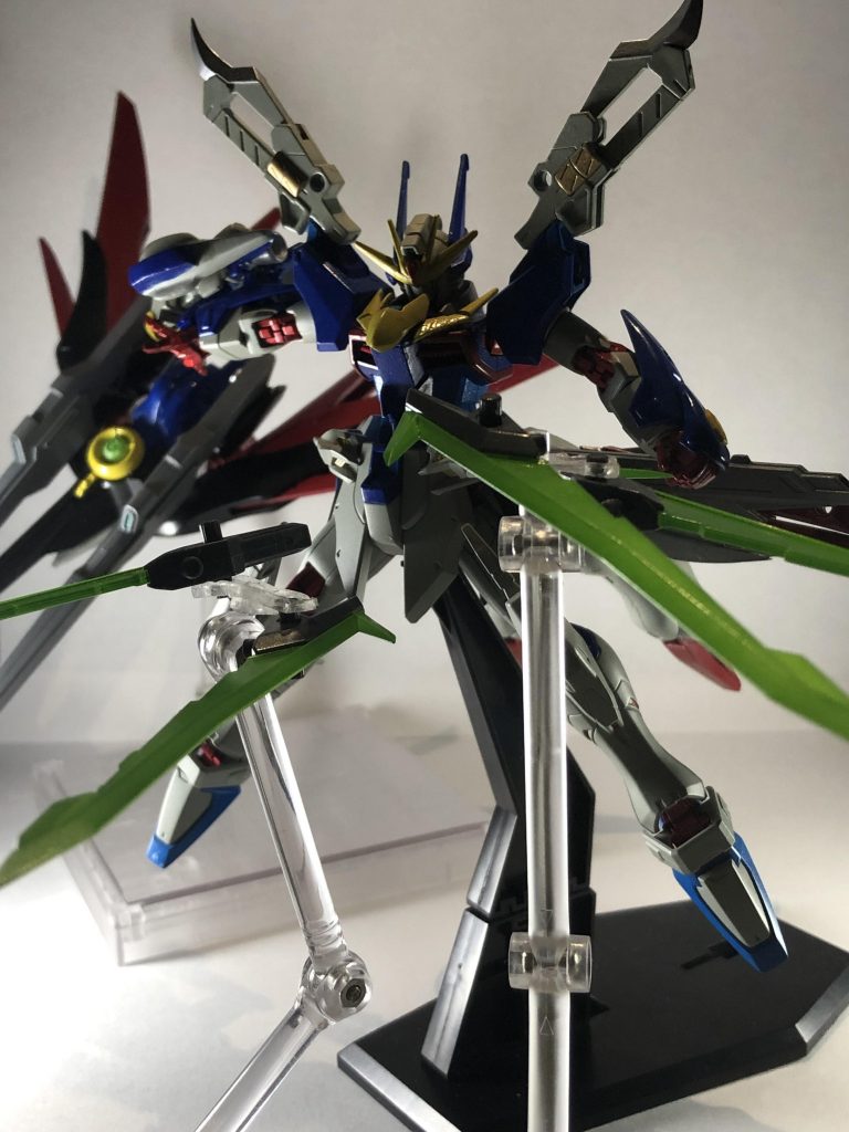 バックパックとシールドが合体して単独飛行形態に変形するので肩のビットと合わせて本体を護衛するポージングをとらせることができます。