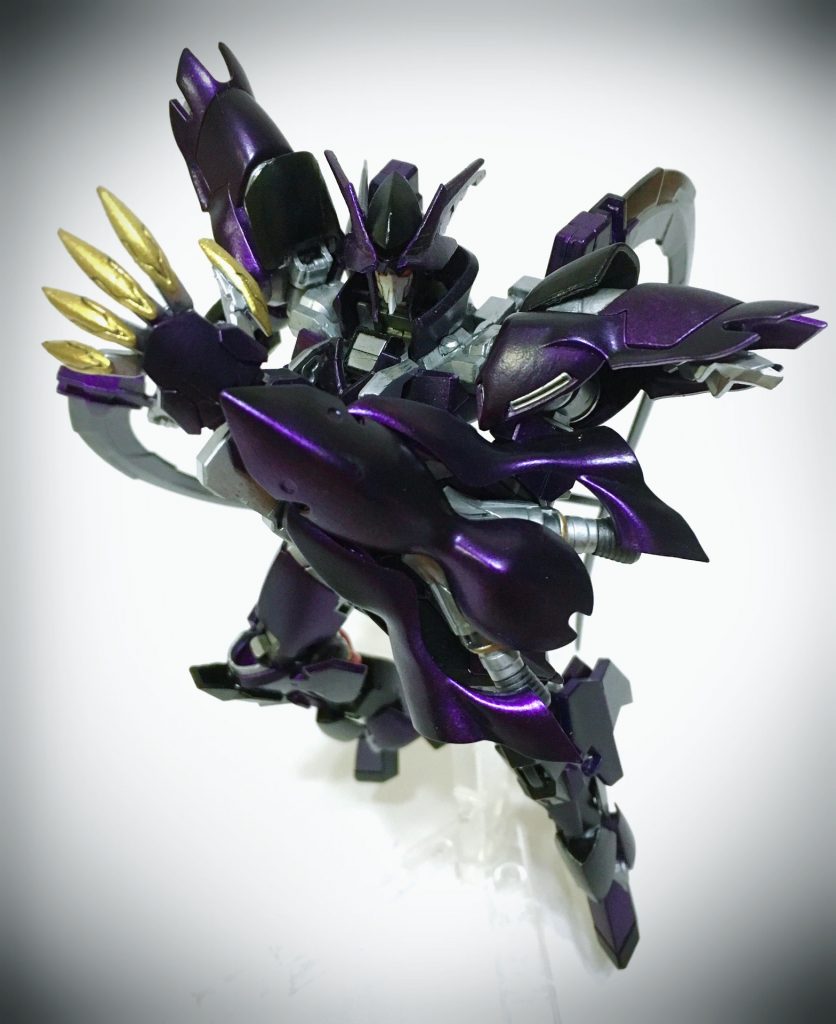 左腕の装甲を展開するとスラスターが露出。