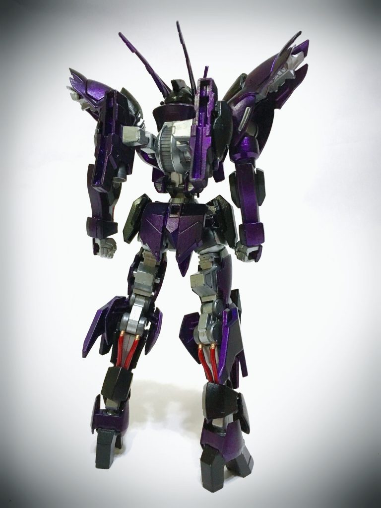 バックショットリアクターの側面はウエポンラック兼スラスターユニットを搭載。リアスカートは機動性を優先し、短いものが採用されている。メインカラーリングは、フレームをシルバー、装甲のメインにメタルバイオレットとクリアブラックを調色、さらに上からクリアブラックを少しグラデーションで重ねています。