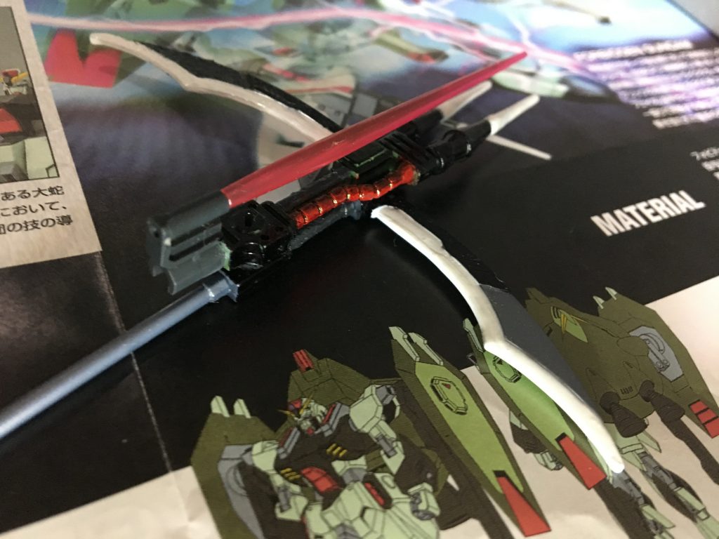 ニーズヘグについてはロートフォビドゥンガンダムと一緒になってしまいますが、昨年6月で発生して壊れた旧キットのものとガンダムジーエンアルトロンから出た余剰パーツを使い、ビームサーベル付きにしました。こうすることで、ニーズヘグの部分以外からでも、相手を切り込むことができるようにしました。