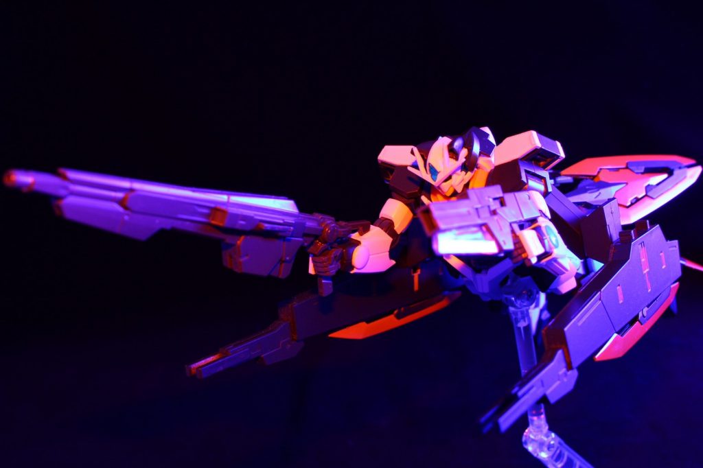 背面のGNキャノンバインダーに備え付けられたブレードを下に向けることで雪原を滑走するスノーモビル形態にもなります