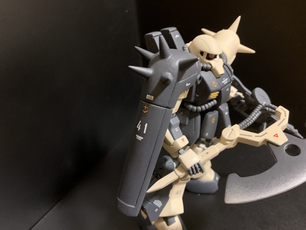 右肩のスパイクシールドはスライド伸縮式で中にオリジナル武器のクレイモアを仕込みました。