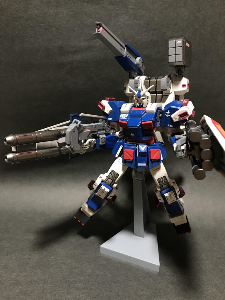 全弾発射っぽく。
直線的なデザインに
カクカクした関節の曲がり方が似合うので妙にサマになります。