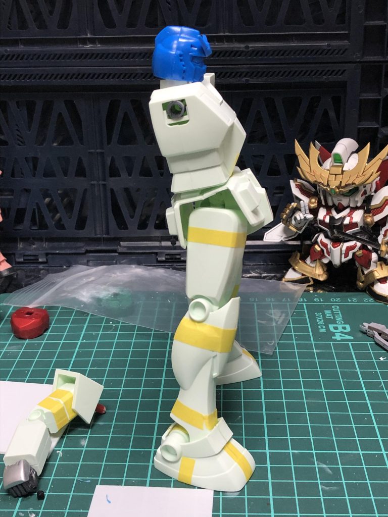 S字立ちができるように腰の向きなどを調整しさた。このままでも自立しますが、強化アーマーを装着した際バックヘビーになるので、足首パーツには鉛玉を埋め込んでいます。
旧キットはパーツが薄く加工しやすい上、空洞が多いので非常に改造しやすかったです。