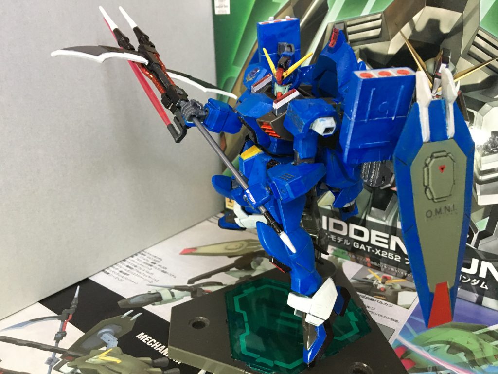 ↑の写真は、モビルスーツモード
塗装については、フォビドゥンブルーの色を参考にガンダムSEEDのガンプラペンでシールドの真ん中部分以外全体的に塗装しました。
