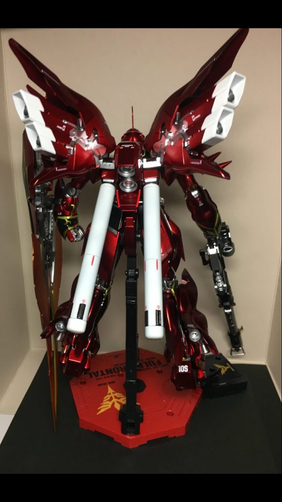 バックパックのスラスターやプロペラントタンクは合わせ目処理をした後グレーサフの1000を吹いた上にmr.カラーのグランプリホワイトを吹いてます
プロペラントタンクの色分け部はガイアのガンメタルをマスキングして塗装しました😊