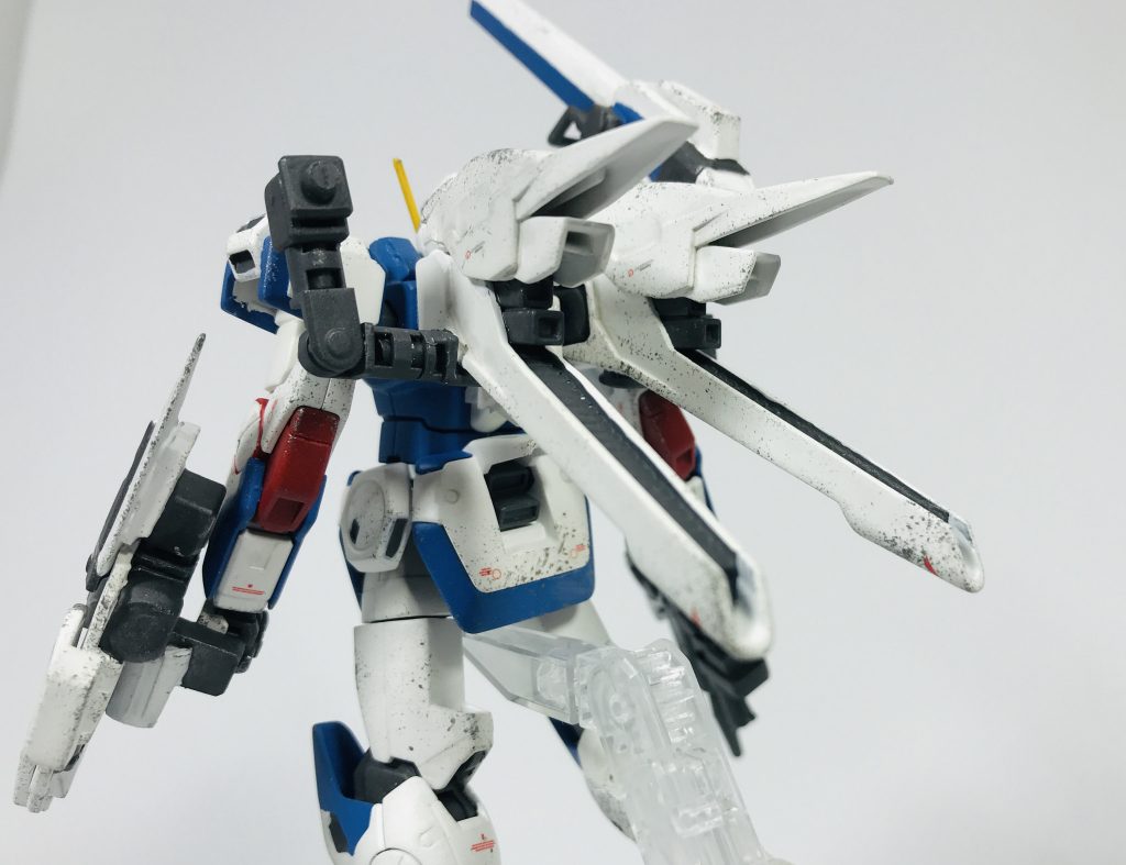 ## *[ミノフスキードライブ]*

背部に装備されたミノフスキードライブ。
V2のものよりも出力が抑えられているものの依然高い出力をほこる。

また、V2に搭載されていた時点では欠陥と言える現象であった「光の翼」現象を武装として使用できるよう調整が加えられており、兵器としての不安定さはある程度解消されている。