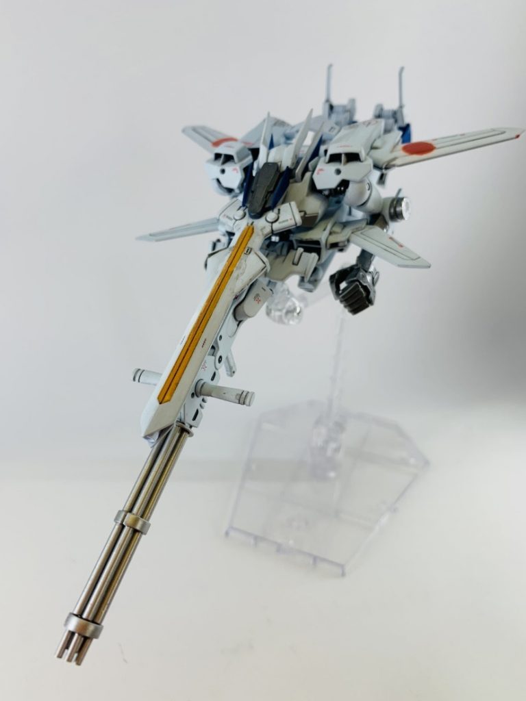 手持ち武器を機首に集中させた高速飛行形態も選択可能。
シールドは腕部とネオジム磁石で接続されており、ガンポッドにも磁石があるためノージョイントで2つは合体できます。