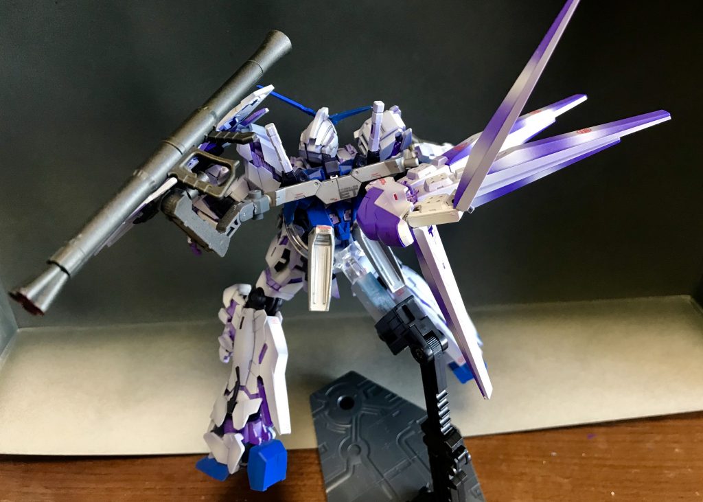 バックパックのバーニア部分にHi-νの腰パーツを無理矢理くっつけて、本来のバーニアより強化されたイメージにしてます^_^くっつけ方が粗いので目立ちますが…バズーカのジョイントのとこカッコ悪過ぎるのでどうしようか悩み中です笑