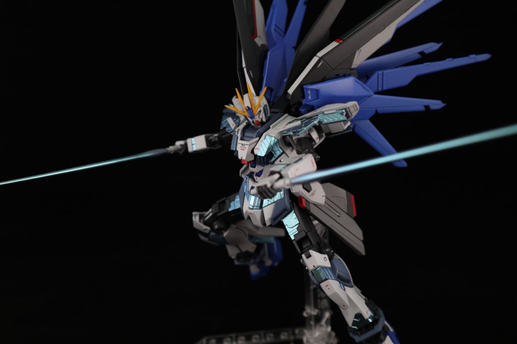 ビームサーベル。 思い切ってサイコフレームと同じ色で。 ビームサーベル逆手持ち教信者。