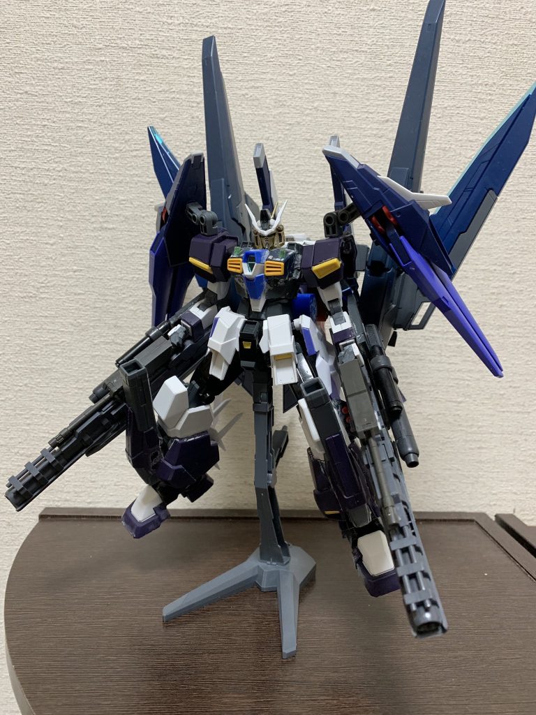 塗装前の状態です!
この時点でカラーリングには悩まされましたね😅このままでも統一感あるし、そのままでもいいのでは?と思いましたが、らいなーマンさんの美しい暗めの塗装をしたいと思い、ティターンズカラーにたどりつきました!
ボリュームがあるだけに、ティターンズカラー1と2の2個を塗装ビン1個まるまる使うというハメに🙄恐ろしや笑