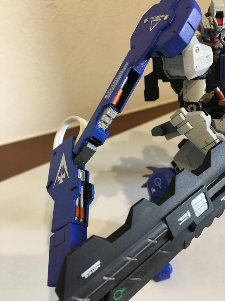 スカスカだったシールドアーム内部も見て楽しいよう手を加えました。
ファレフォとシタデルのメタリックカラーは手放せません。