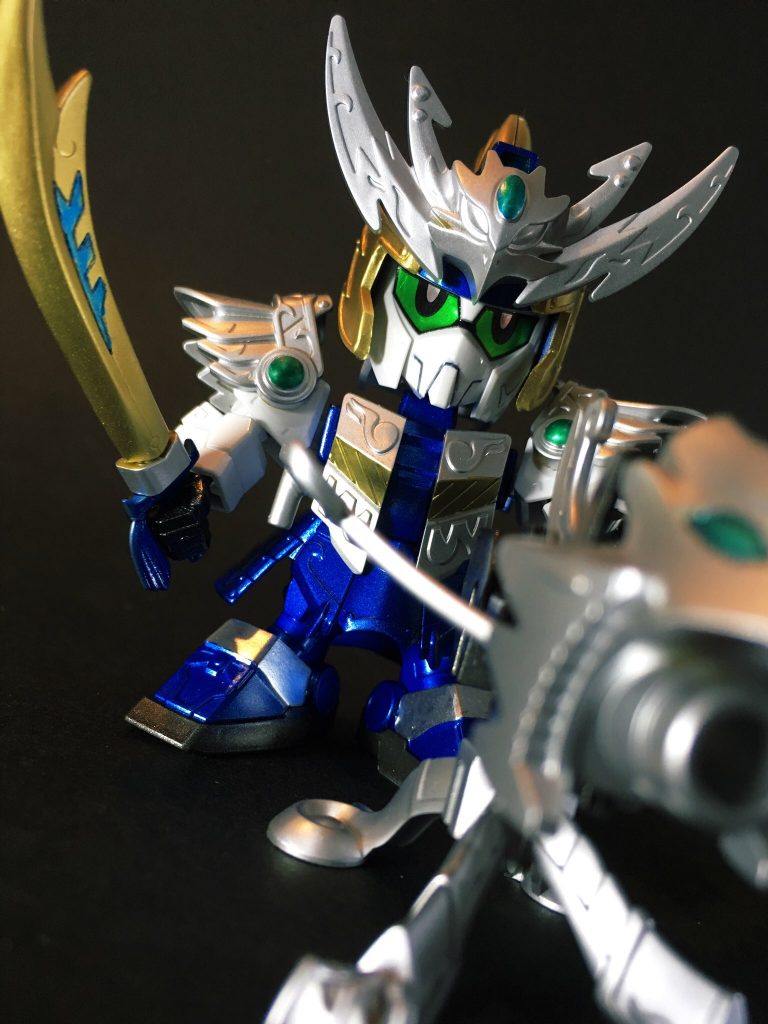 同一デザインの色違いキャラというコンセプトを三国伝で利用してみたいと思い、今回製作致しました。
荀彧ガンダム(リデコ型から三国伝体型に改修)をベースに、同じ荀一族の親戚で共に曹操軍の軍師として活躍した荀攸をオリジナル武将で製作しペアにしてみました。