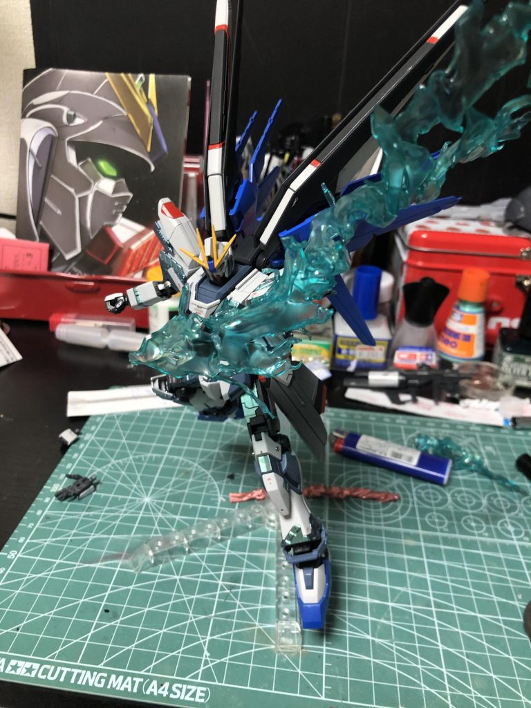 光の翼初期案。 最初例の波動として作りました。蛍光ブルーグリーンの上から薄くブルーゴールド吹いてます。