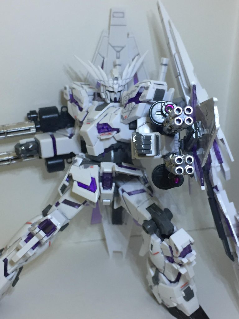 ガトリング砲身はガンダムマーカーのシャインシルバーで塗装しています。