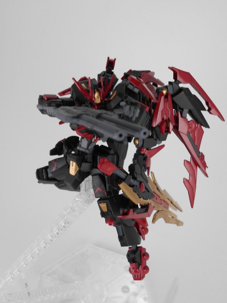 ツインビームショットガン・「クラテューマ」。アスタロトオリジンのショットガンをビーム兵器に変更し、カートリッジの代わりにエネルギータンクにしました。ショットガンではありますが、銃口を絞ればビームライフルとしても照射可能です。
クラテューマはギリシャ語で「熱波」の造語です。