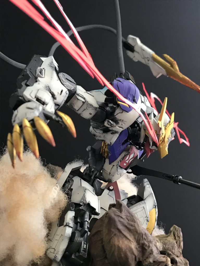 けど今は・・・。俺にはオルガがくれた意味がある。なんにも持っていなかった俺のこの手の中に・・・こんなにも多くのものがあふれてる。そうだ、俺たちはもうたどりついてた・・・