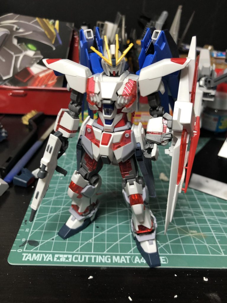 初期案。 腰もフリーダムでしたが、変更してます。 レールガンの干渉がひどくてポロリやフロントアーマーが動かなくなるなど問題発生。腰の軸まで移植してあったのですが全部無かったことにしました。 しかしかっこ悪い。