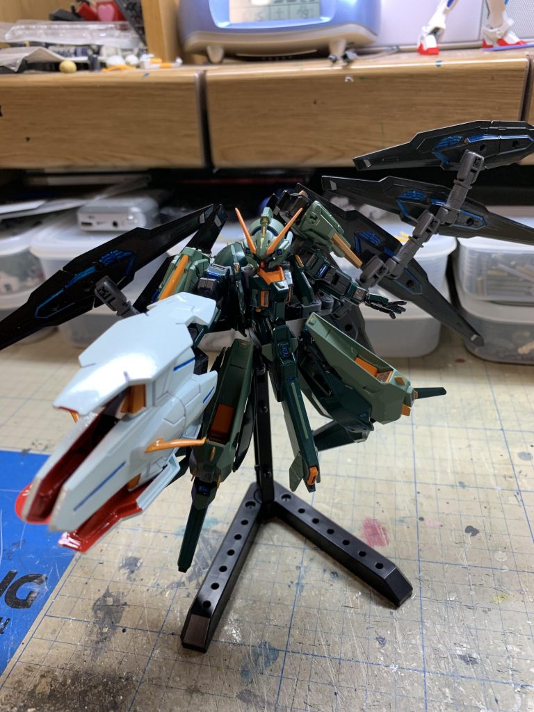 フルグルを構えてみた。大口径ビームキャノンとして、高い威力を誇る。
重くて、片手では支えられず、関節伸びきってます。