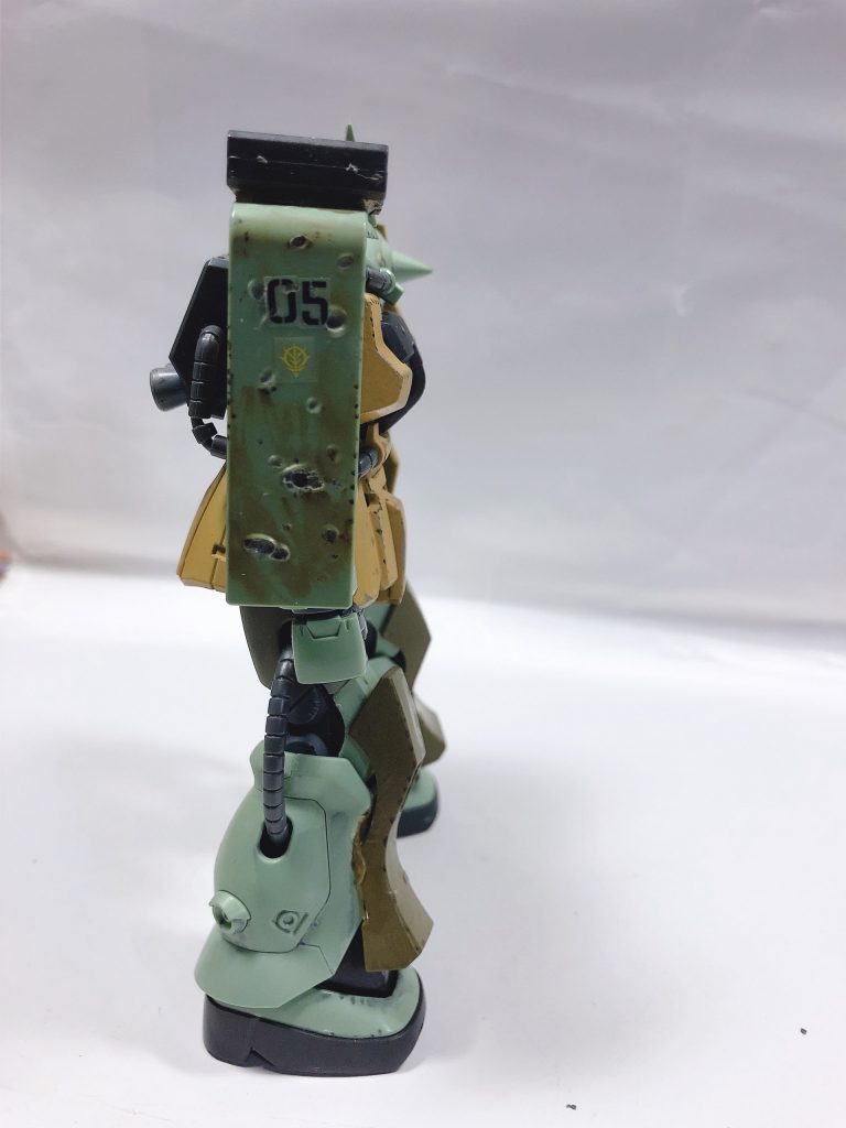 右
デカールを貼りそのあとにビームの弾痕跡つけています