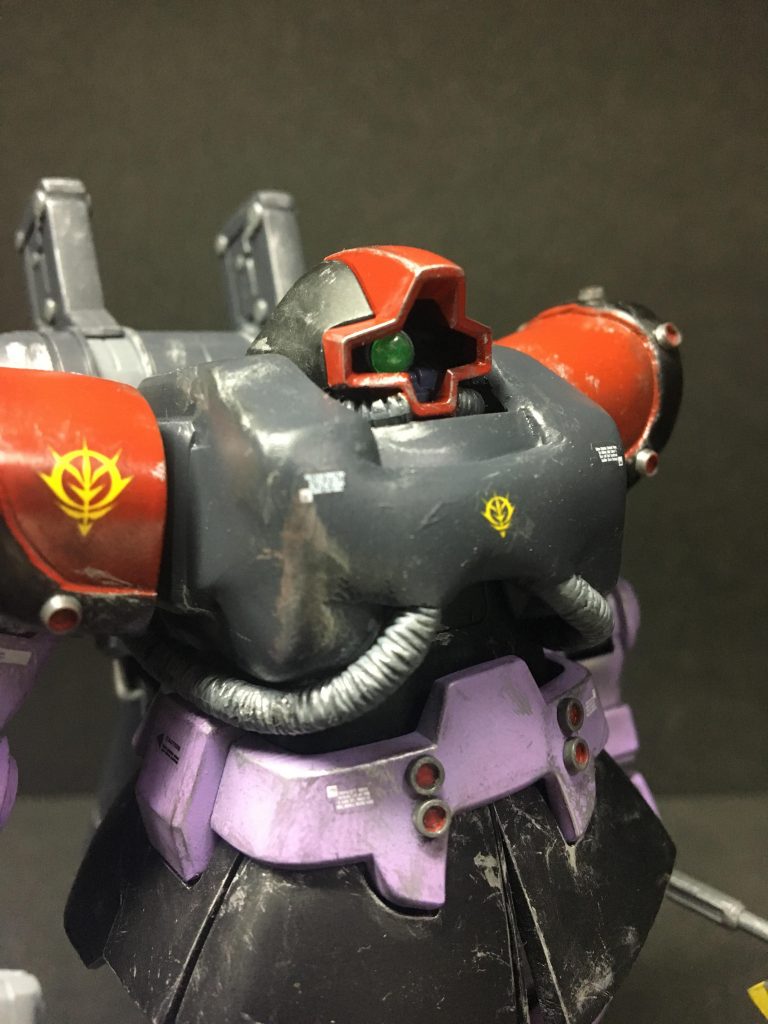 サンダーボルト版のドムのモノアイはグリーンだったのでWaveパーツのHアイズを採用、ドムのモノアイ部分に接着する形で取り付けました！😄