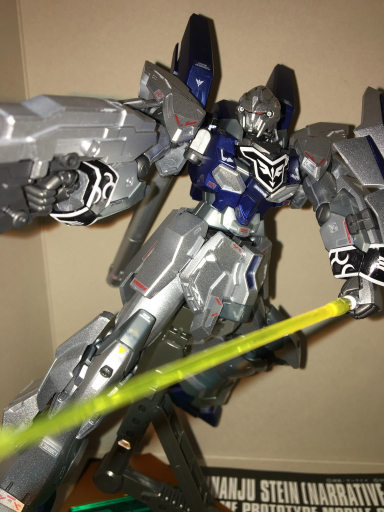 デカール位置はRGシナンジュを多少参考にし、マーカーでタッチアップした箇所を隠すように配置しています