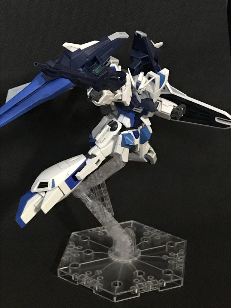 ビームライフルで。腕部のビームシールド発生装置はイルシオンと同型の為、同じくアンチビームシールドを装備している。