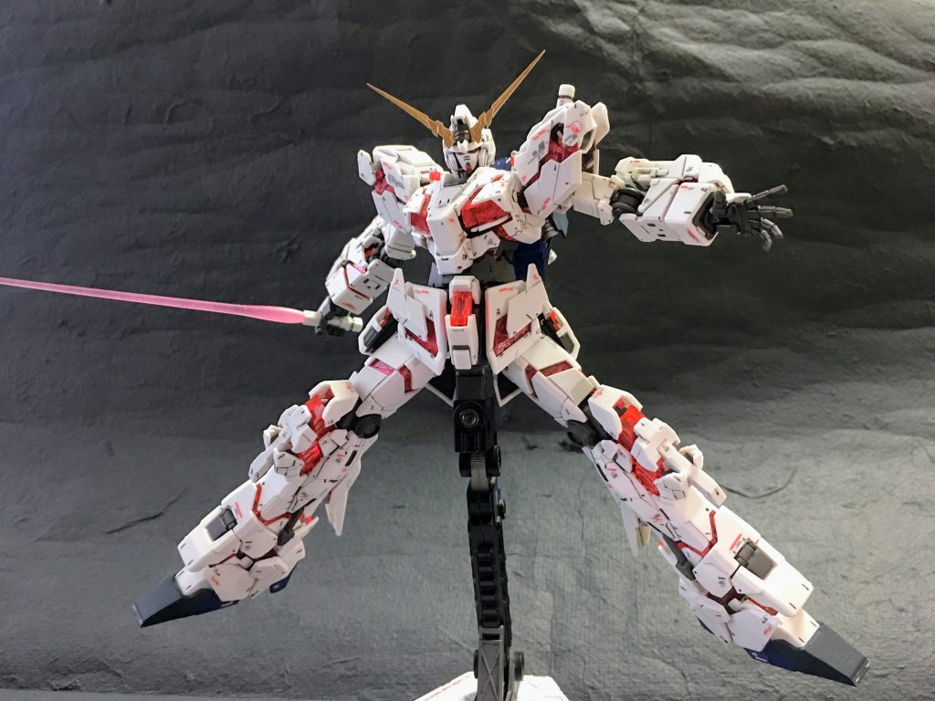 ビームサーベルのビーム刃はパーティングライン消しがてら1000番のスポンジヤスリで表面を荒らして処理。
全体をクリアーピンクで塗装後に発光しているであるだろう基部等をホワイトでグラデーション塗装。
最後にクリアーの光沢を吹いて艶を整えています。