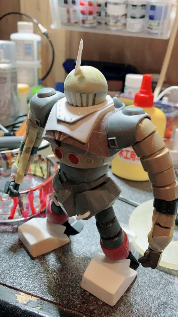 その後口には角棒、目にはダイソーのレジンを入れてプラ板で作ったアンテナを装着