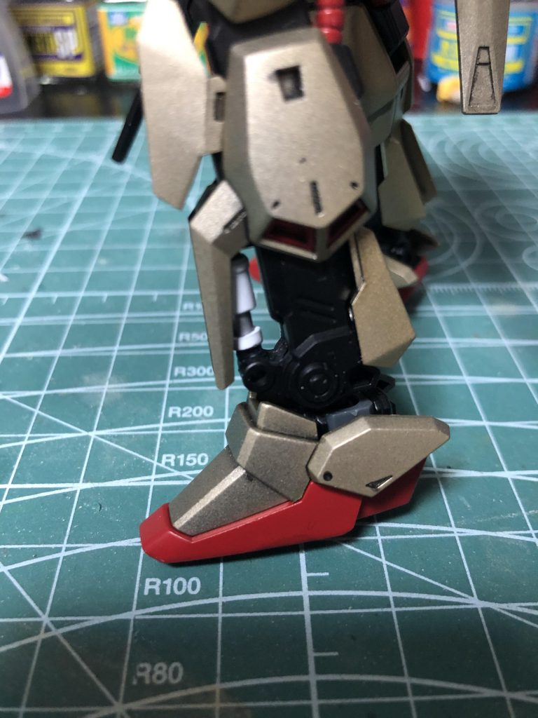 よく見る脚部シリンダー改造。
これだけマーカー塗りしたような…。
切り離して塗装後接着。内部のシルバー部分はランナーを使ってます。