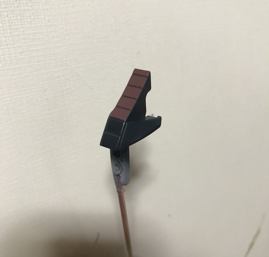 足先や膝をマスキングでミッドナイトブルーとオキサイドレッドで塗り分けました。