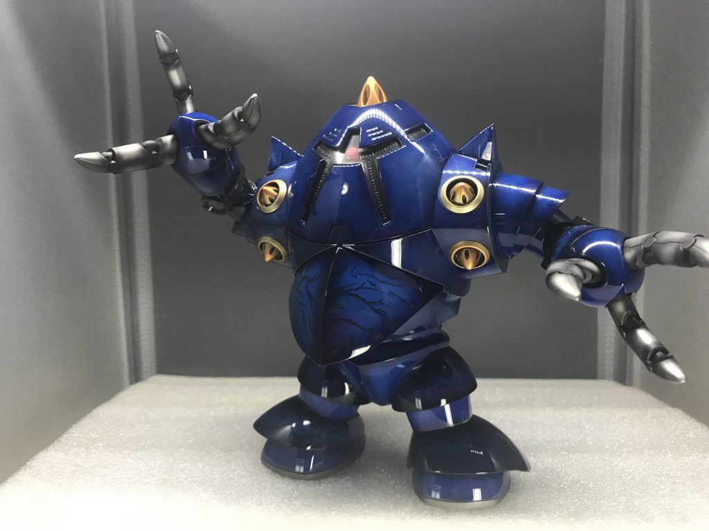 ポーズを付けて。
装甲のポイントになる部分にはエナメル塗料で模様をかきこみ、べっこうのような雰囲気を狙いました。模様あるパーツはエッジにクリアブラックを吹いて陰影を強調してます。