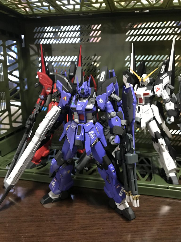 Hi-νガンダム typeRを入れて
同型機集合✨