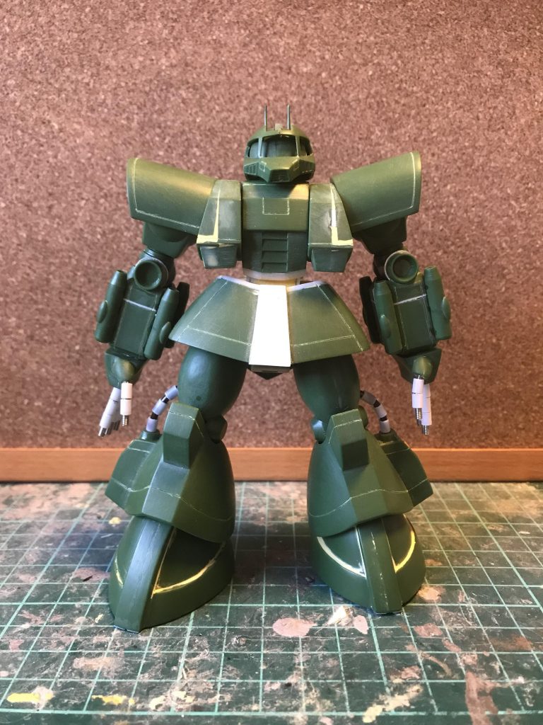 寸胴なのでウエストも延長ついでにボールジョイントを仕込んであります。
肩はハの字にして全体的にスリムに仕上げています。
接地性を高めるため、足首にもボールジョイントに変えてあります。