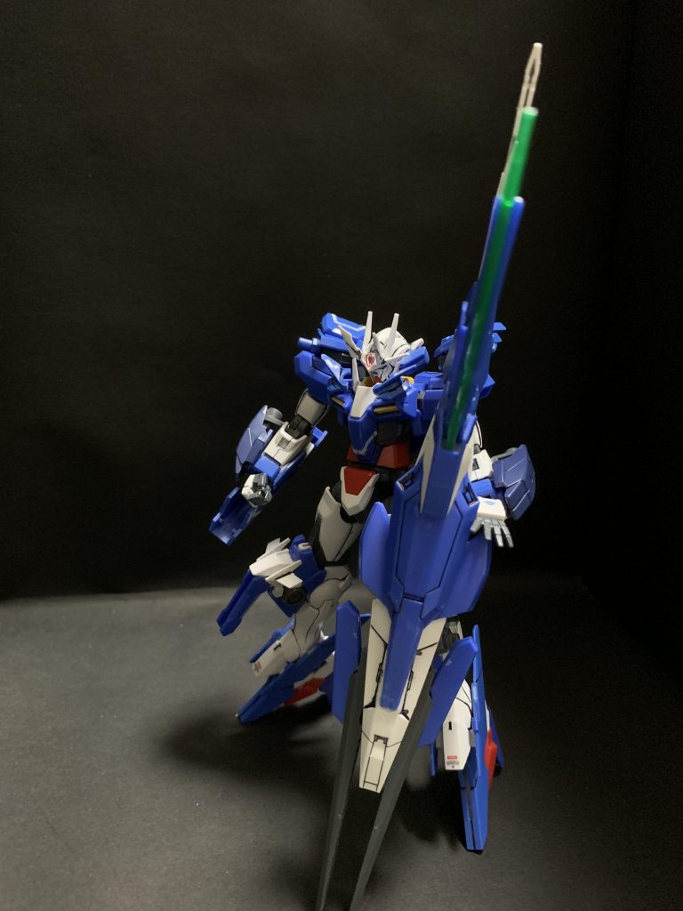 コンポジットGNシールドII

多機能搭載型複合兵装である。機能としては、シールドはもちろんのこと、ビームキャノン、ビームサーベル、武装ラック（ビームサーベル、強襲用偵察ビットをマウント）、ブースターとしての機能が集約されている。先端のバレルは展開・収納が可能。展開時には機体全長を優に超える。