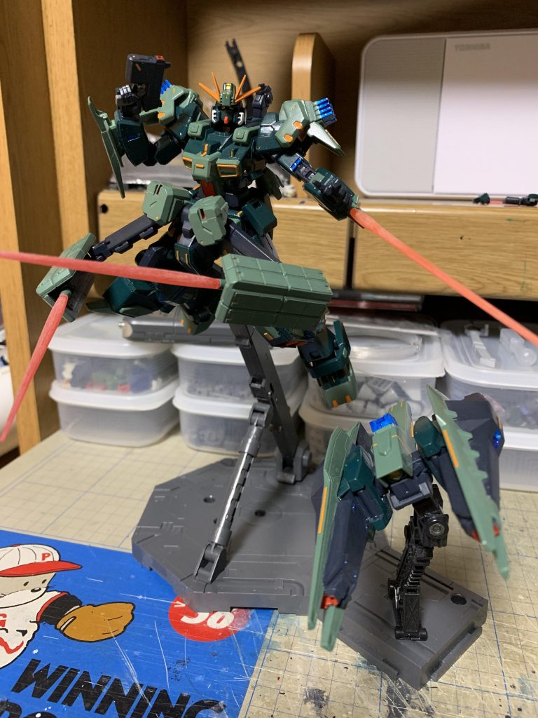 サブアームユニットからもビームサーベルを発振可能。狙撃時のバイポッドや近接戦闘でのシールドとしても使用出来ます。