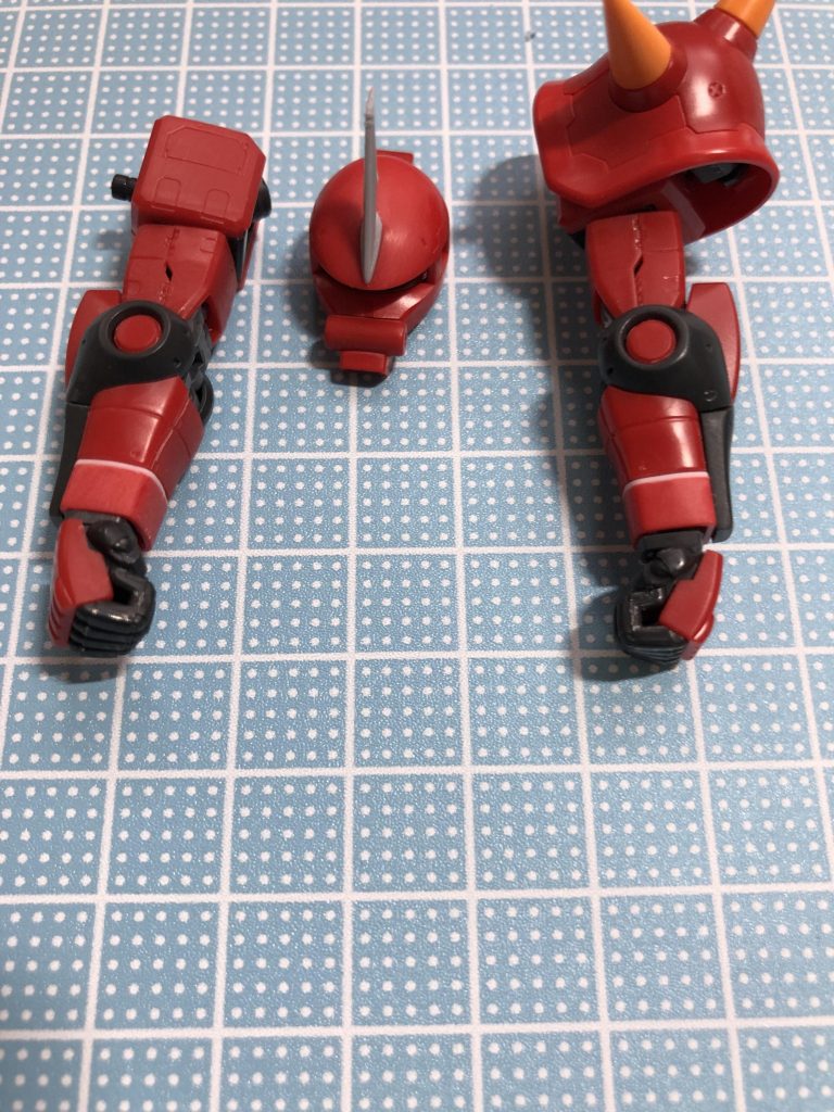 袖部分に隙間ができちゃうので1.5ミリのプラ板を貼りました。