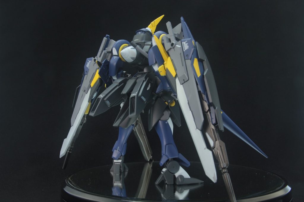 ## フル装備のバックショット

肩の左右に付いているのは『GNコンポジットシールドブースター』で貯蔵したGN粒子に依存するジンクスIIIの欠点を補うために、ミノ粉依存のUCビームライフルと推進剤、簡易的なGNコンデンサを搭載できるようになっている…という設定。