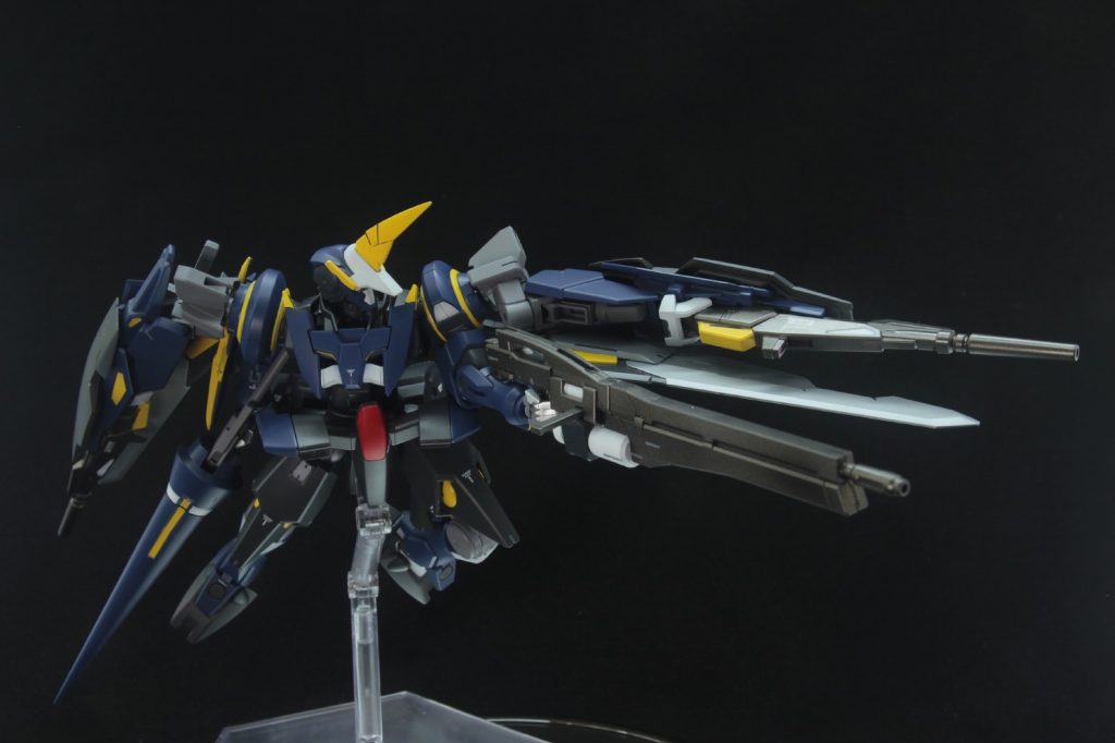 ## GNビームライフル&ビームライフル

ショートバレル/ロングバレルを切り替えられる素敵ライフル。
なのですが…ショートバレルの銃口がロングバレルから外れなくなったので今回はロングのみ撮影しました…

出撃前にGN粒子をチャージして撃ちきったら終了！というのが不評だったので、UC技術のビームライフル(カートリッジ対応)が追加されることになった…という設定。