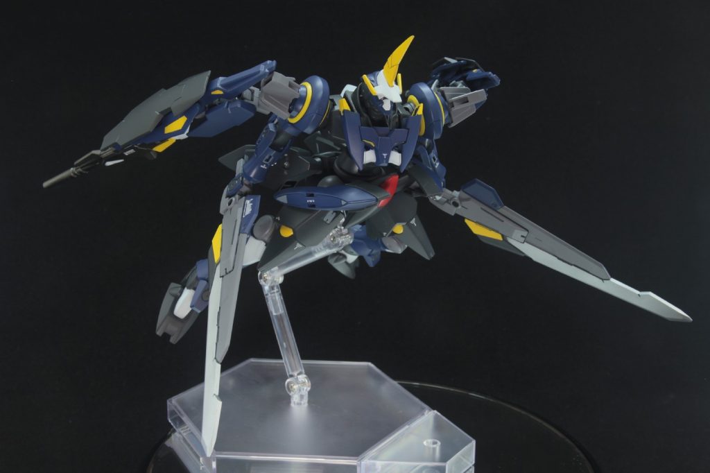 ## GNバスターソード

GNCSBからGNバスターソードを抜刀しつつ突撃してるイメージで。
ジンクスIII自体がそこまで可動域が広いキットではないのでやや動きが固いですね。

関節自体は強化してるので、大振りな実体剣でも保持できます♪