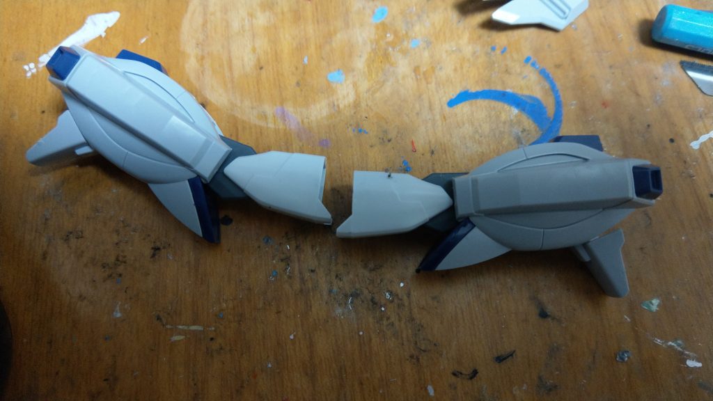 足の可動域改造(右が改造後)
足をまっすぐ伸ばせなかったので内部を削って伸ばせるようにしました