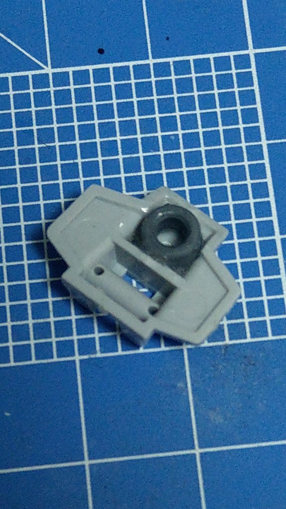 サイドアーマーの改造
デスティニーのC16パーツをカットして埋め込みました