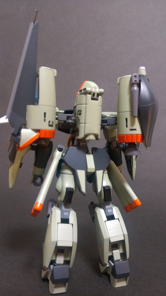 背面：
後方から見ると３つ並んだポッドが良い感じ。
見えるだろうか？ポッドにはそれぞれ番号があり、写真右側から1号機、2号機、3号機となっており、後述するがカオスガンダムよろしく1号と3号は多機能ファンネルとして飛んでいく。
…2号はお留守番。2号？なにもしないをしてるんだよ。